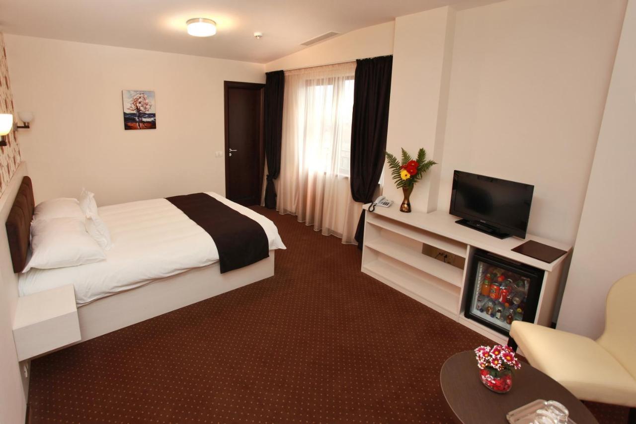 West Plaza Hotel Bukarest Eksteriør billede